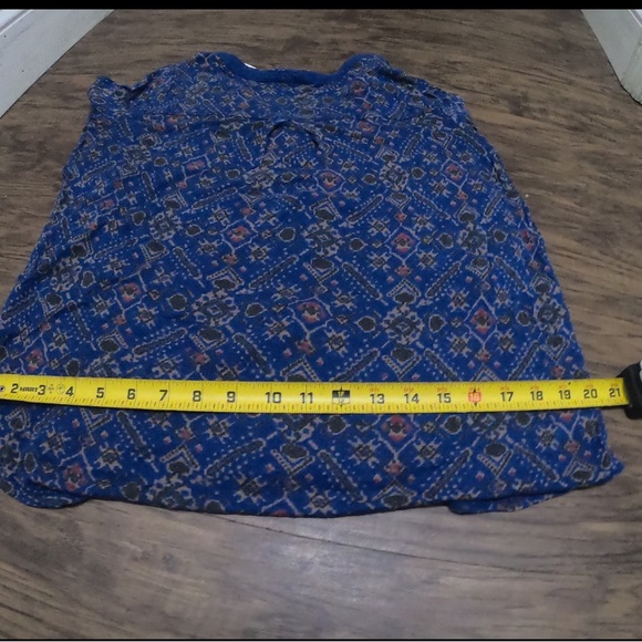 Lady’s top size small with tags - Picture 5 of 7